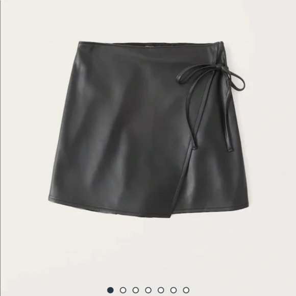✨ Abercrombie & Fitch Black Vegan Faux Leather Mini Skort XS - Picture 2 of 8